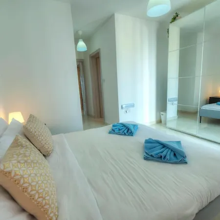 Apartmán Seafront Beautifully Furnished 2 Bedrooms Gogzr-3 *